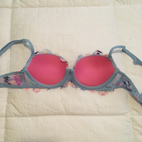 VS 32A push-up bra, brand new - Picture 2 of 6